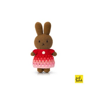 nina handmade en haar rode regenboog jurk