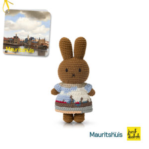 nina handmade en haar gezicht op delft jurk