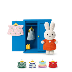 kledingkast + 4 kleerhangertjes